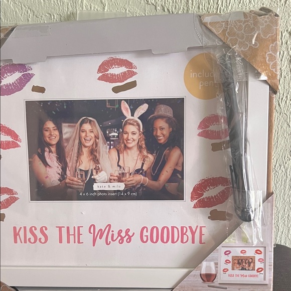 # 0842+ Kate & Milo Kiss the Miss Goodbye Frame - Picture 3 of 11